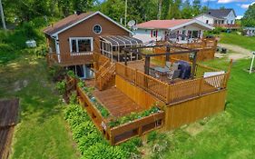 Peaceful Waterfont Cottage - Quebec